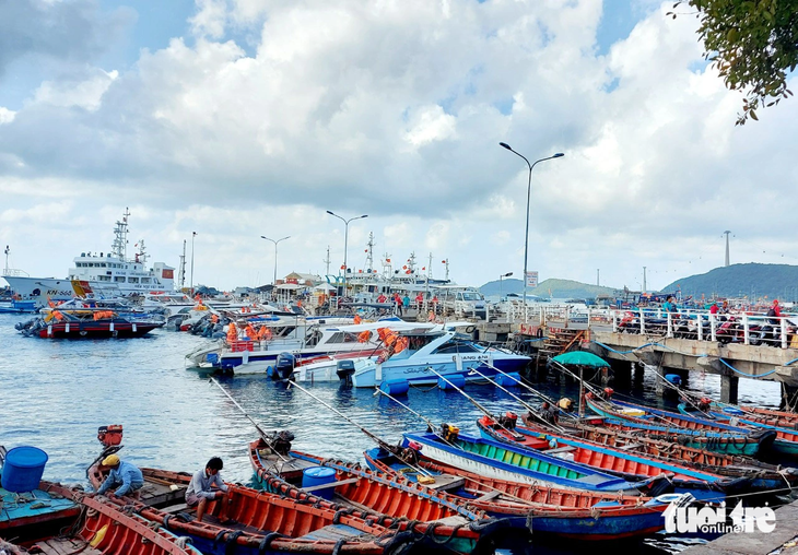 Do ảnh hưởng mưa bão nên các tour ca nô tham quan nam đảo An Thới, TP Phú Quốc đều tạm ngưng hoạt động - Ảnh: CHÍ CÔNG