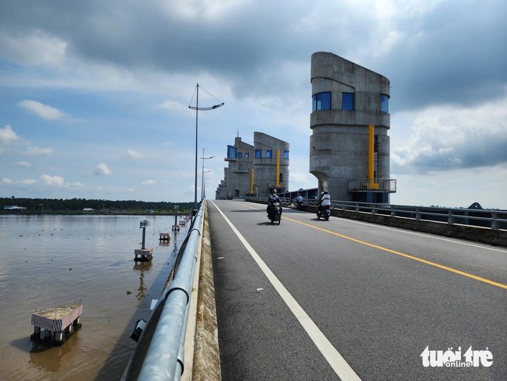 Việc đưa vào vận hành cống Cái Bé, Cái Lớn là điều kiện quan trọng giúp tỉnh Kiên Giang chống hạn, mặn - Ảnh: BỬU ĐẤU