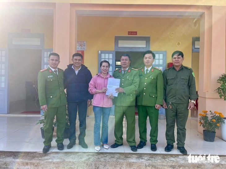 Chị Vinh bàn giao số tiền nhặt được ở cây ATM cho Công an xã Hướng Phùng - Ảnh: Công an Hướng Phùng