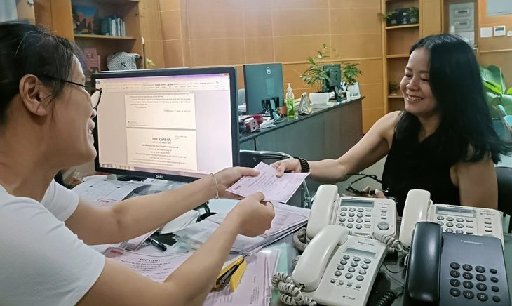 Sáng 17-6, chị Nguyễn Thị Ngọc Thảo đóng góp 5 triệu đồng cho chương trình “Tàu cấp cứu đường thủy cho Cần Giờ” - Ảnh: TR.D.