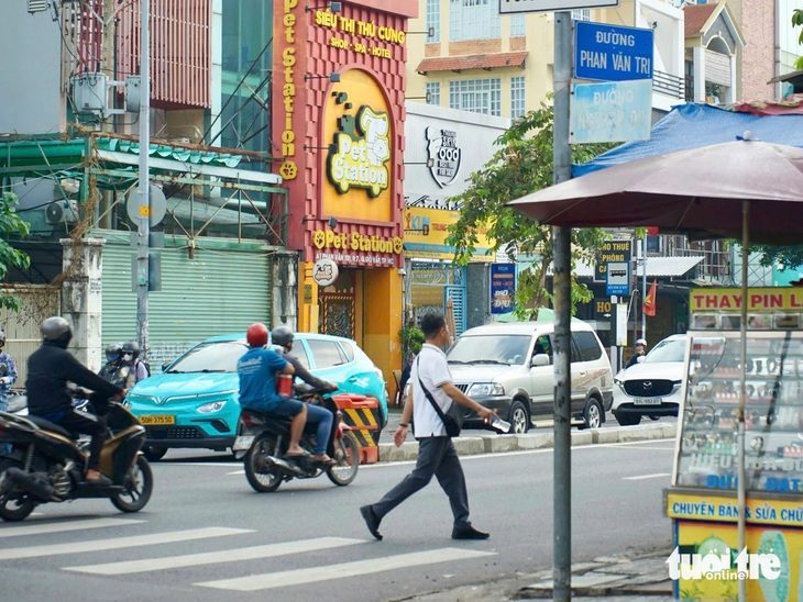 “Căng mắt” tìm bảng tên đường khi tham gia giao thông  - Ảnh 1.