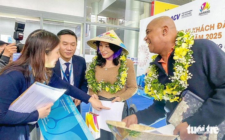3.000 du khách đến Đà Nẵng từ đường không, đường biển bất ngờ được tặng hoa chào đón - Ảnh 2.