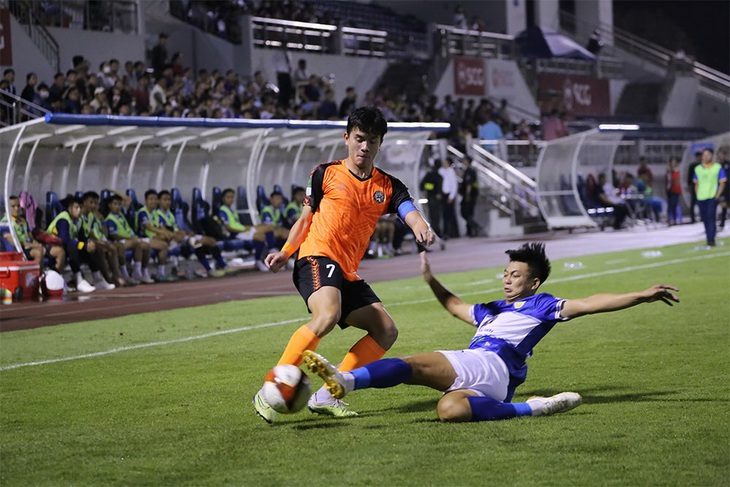 Quang Huy (7), một trong năm cầu thủ Bà Rịa - Vũng Tàu bị khởi tố - Ảnh: VPF